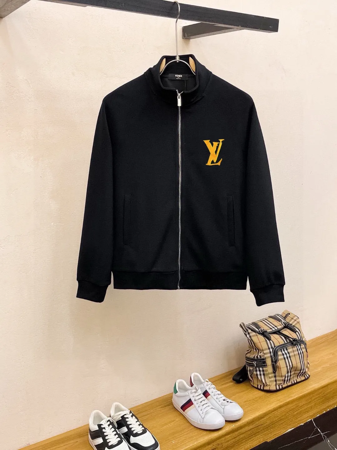 🅿️420 [LV Louis Vuitton] (Fat Man Gospel) hot-selling suit is coming. Focus on the original version of the official website. 2025 new hot-selling cardigan sweater suit. The original order is the best. 🇭🇰The meticulous work of top designers is dedicated to a fitting and perfect upper body effect. All-natural high-quality Roman cotton 100%, close-fitting comfort, noble and elegant! Original hardware embodies elegance and nobility! Counter size: M-5XL (maximum wear up to 220 pounds)